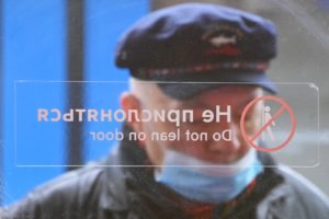 Мужчина в вагоне поезда Московского метрополитена. Евгений Одиноков / РИА Новости