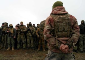 Участники и инструктор во время учений территориальной обороны на территории Мемориала 412-й батареи в Одессе. Военные инструкторы обучают одесситов обращению с оружием, взрывчаткой и первой медицинской помощи. Игорь Маслов / РИА Новости