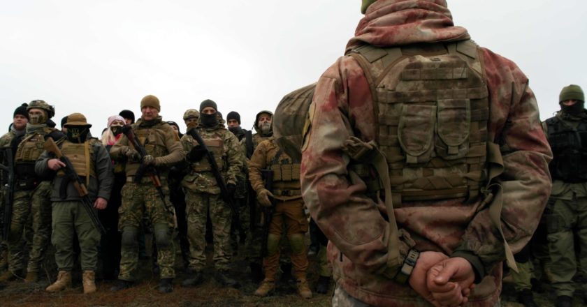 Участники и инструктор во время учений территориальной обороны на территории Мемориала 412-й батареи в Одессе. Военные инструкторы обучают одесситов обращению с оружием, взрывчаткой и первой медицинской помощи. Игорь Маслов / РИА Новости
