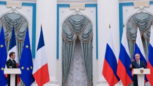 Президент РФ Владимир Путин и президент Франции Эммануэль Макрон (слева) на пресс-конференции по итогам переговоров в Кремле. Сергей Гунеев / РИА Новости