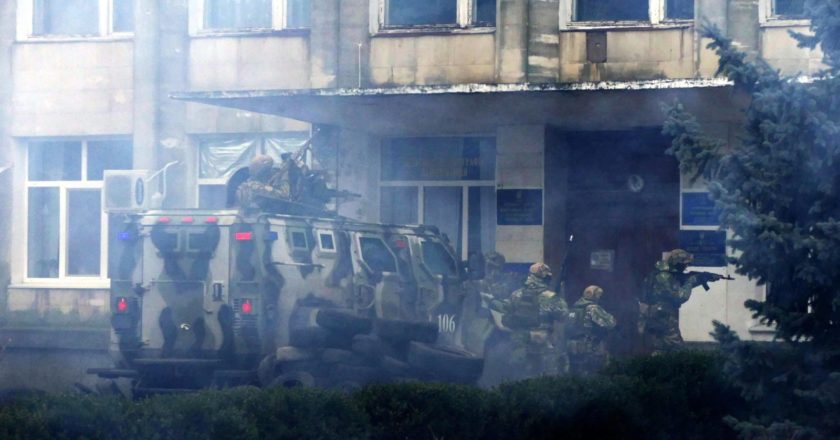 Тактико-специальные учения возле границы с Крымом в пгт Кaлaнчaк Херсонской области. В учениях задействованы подразделения системы Министерства внутренних дел Украины, отрабатывающие слаженность и взаимодействие подразделений. К ним были привлечены 1300 работников правоохранительной системы. Игорь Маслов / РИА Новости