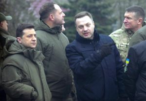 Президент Украины Владимир Зеленский (слева)во время тактико-специальных учений возле границы с Крымом в пгт Кaлaнчaк Херсонской области. В учениях задействованы подразделения системы Министерства внутренних дел Украины, отрабатывающие слаженность и взаимодействие подразделений. К ним были привлечены 1300 работников правоохранительной системы. Игорь Маслов / РИА Новости