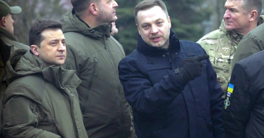 Президент Украины Владимир Зеленский (слева)во время тактико-специальных учений возле границы с Крымом в пгт Кaлaнчaк Херсонской области. В учениях задействованы подразделения системы Министерства внутренних дел Украины, отрабатывающие слаженность и взаимодействие подразделений. К ним были привлечены 1300 работников правоохранительной системы. Игорь Маслов / РИА Новости