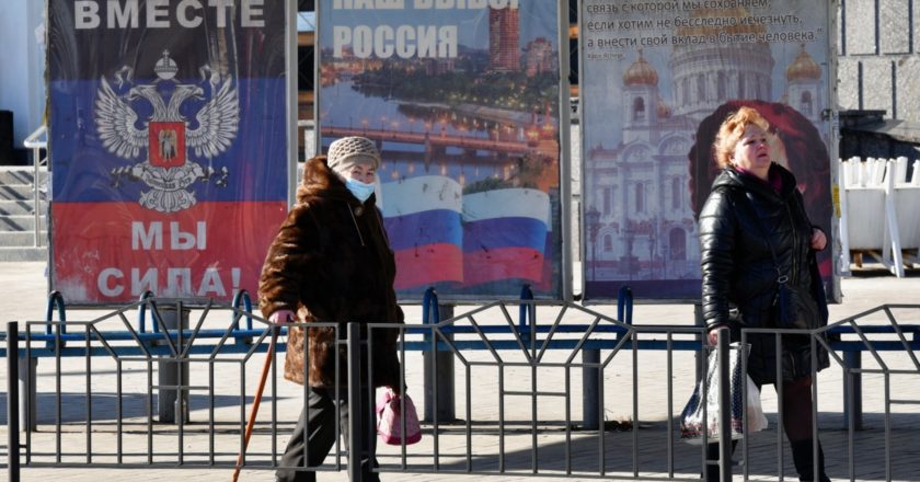 Прохожие на одной из улиц в Донецке. Сергей Батурин / РИА Новости