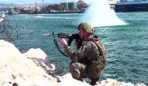 Военнослужащий во время учений ВМФ России на военно-морской базе в Тартусе. Стоп-кадр с видео, предоставленного министерством обороны РФ. Изображение является раздаточным материалом, предоставлено третьей стороной. Только редакционное использование. Запрет на архивирование, коммерческое использование, рекламную кампанию. Министерство обороны РФ