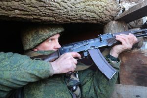 Военнослужащий ДНР на передовой в районе поселка Старомихайловка на западе Донецка. Сергей Аверин / РИА Новости